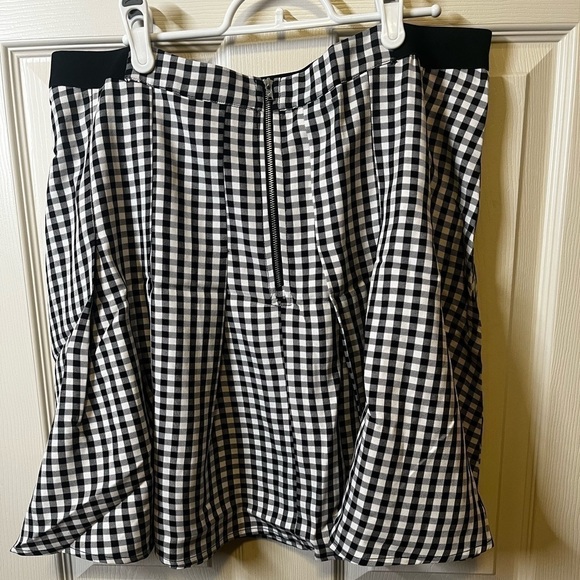 BLACK and White Plaid Skirt - Picture 6 of 6